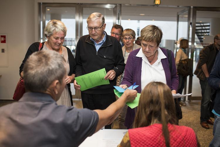 hjørnespark. Beboerne i Grøndalsvænge mødtes i går for at tage stilling til et forlig fra Københavns kommune, men i stedet skød de beslutningen til hjørne. 