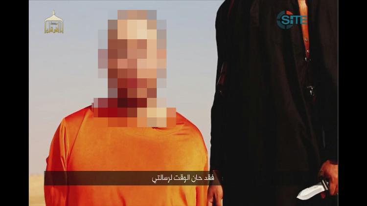 DRÆBT. Billedet her viser angiveligt den amerikanske journalist Steven Sotloff, der skulle være det seneste offer for IS' drab for åbent kamera. Henrettelsen er endnu ikke officielt bekræftet af amerikanerne. 