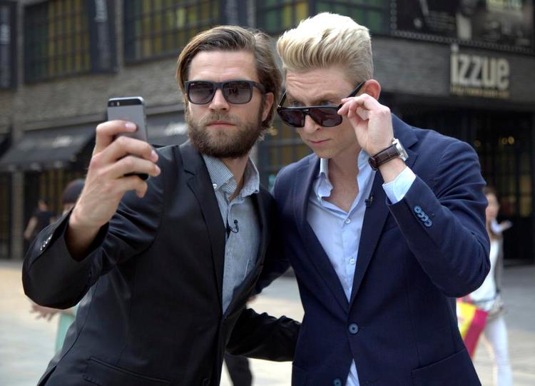 Selfie. Projektet er interessant, men desværre er det også et stykke af vejen hovedpersonernes selvfede iscenesættelse, der dominerer. 