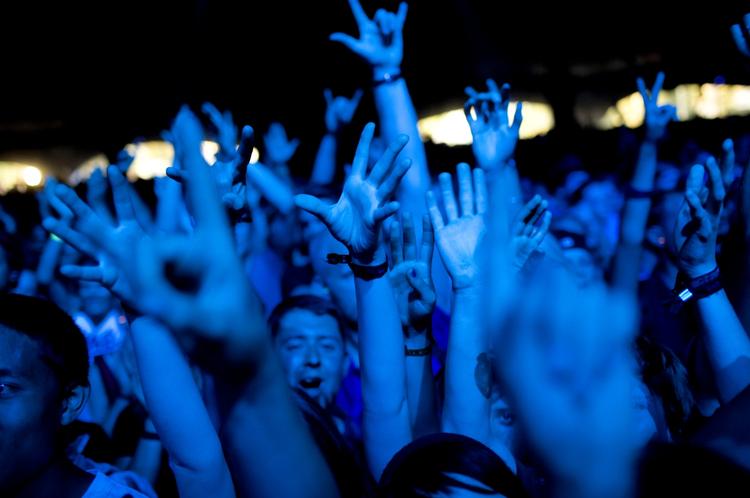 Fest. 11 festivaler ligger stort set samtidig i slutningen af juni og begyndelsen af juli. Her er det Roskilde Festival. 