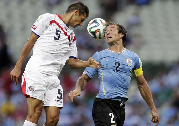 Fri. Diego Lugano (th) i kamp med Christian Bolanos’ landsmand Celso Borges under VM-turneringen i juni. 