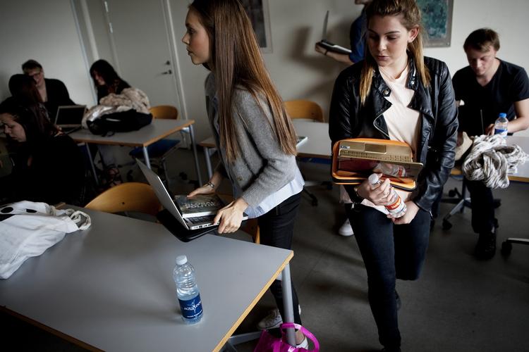 Facebook. Computerne er blevet en indbygget del af undervisningen, og derfor er det svært for lærerne at kontrollere hvad eleverne bruger dem til. 