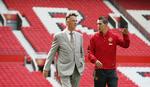 Nye. Louis van Gaal i samtale med den dyreste spiller i Manchester United nogensinde: Angel Di Maria. 