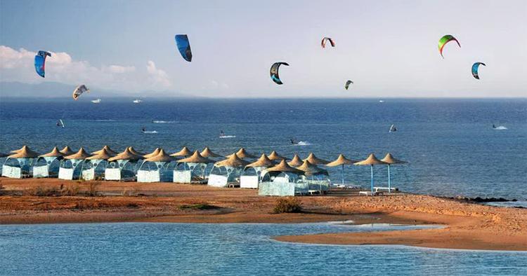 FERIEIDYL. El Gouna, 25 km. nord for den populære badeby Hurghada, blev skabt af den egyptiske milliardær Samih Sawiris, der ønskede et sted at bygge sit nye sommerhus. 