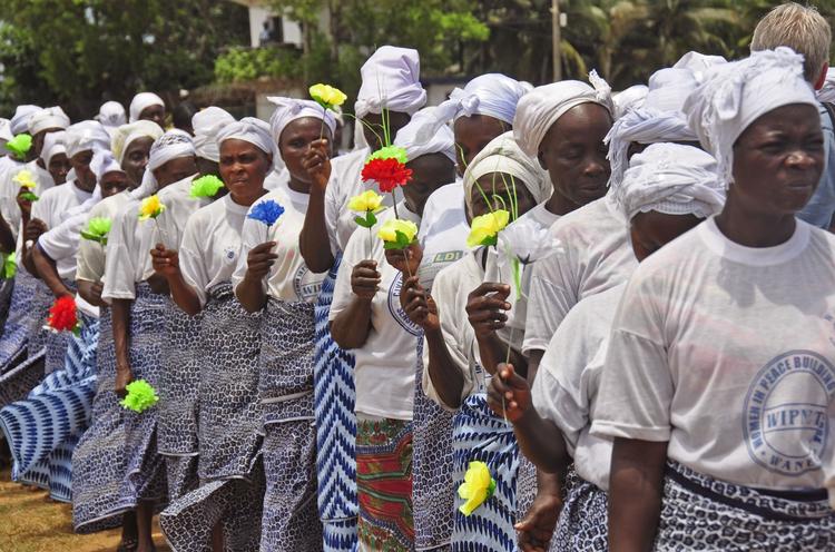 EBOLA. Kvinder i Liberia har bedt om hjælp mod ebola-virussen. som har kostet over 1500 mennesker livet. Måske er deres bønner hørt og ZMapp-medicinen virker? 