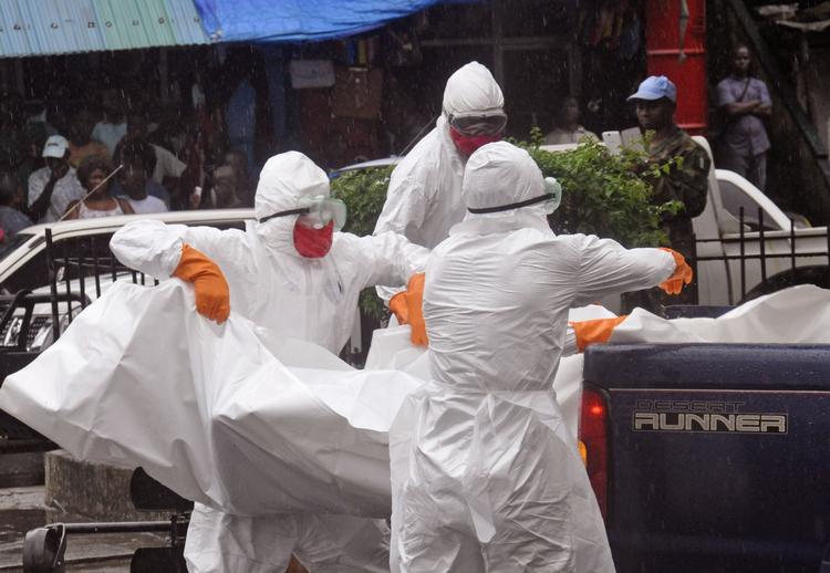 Over 1900 er døde af Ebola, siger lederen af FN'S sundhedsorganisation, WHO, Margaret Chan. Her forsøger sundhedsarbejdere at eliminere smitten i Liberia. 