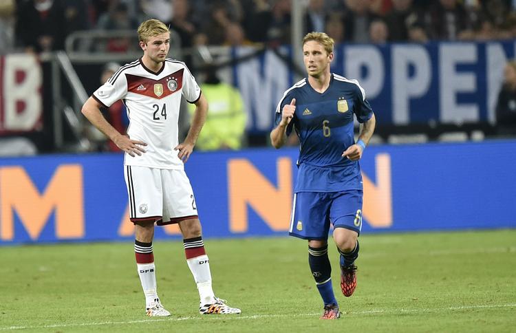 tæv. Tyske Christoph Kramer (tv) er mellemfornøjet efter endnu et argentinsk mål. 