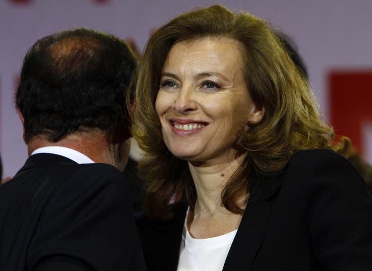 VINDERKRAM. Vaelérie Trierweiler og Francois Hollande i øm omfavnelse på valgaftenen i 2012, da han var ny præsident. 