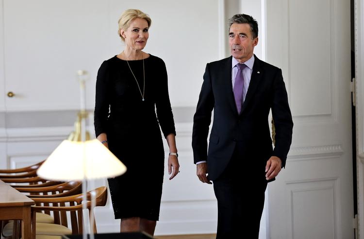 Statsminister Helle Thorning-Schmidt bakker om bag NATO's generalsekretær Anders Fogh Rasmussen, der vil styrke alliancens beredskab i Baltikum og det østlige Europa. Her er de to under et møde i København tidligere. 