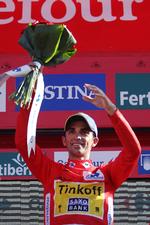 førertrøje. Alberto Contador lufter sejrsbuketten efter gårsdagens etape i Vueltaen, hvor spanieren kom hjem sammen med favoritterne. 