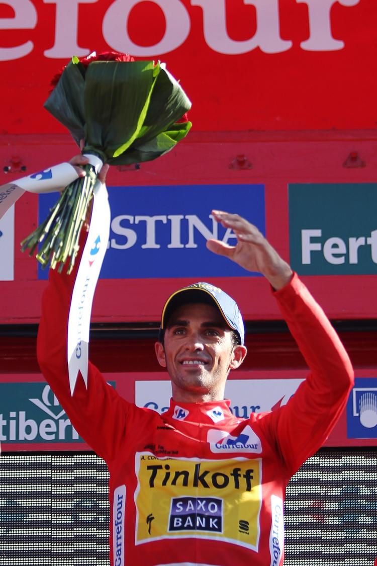 førertrøje. Alberto Contador lufter sejrsbuketten efter gårsdagens etape i Vueltaen, hvor spanieren kom hjem sammen med favoritterne. 