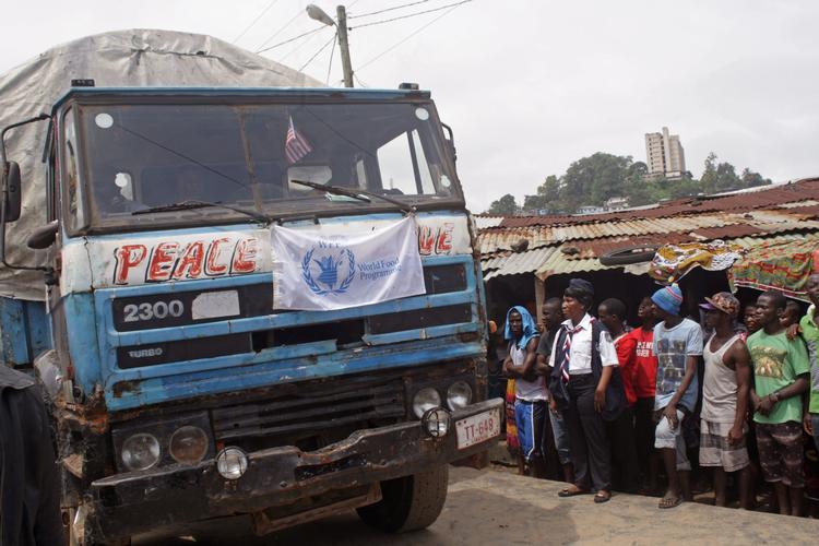 Hjælp. Ebola-epidemien er gået hårdt ud over Monrovia, Liberia. Her får lokale mad fra World Food Programme. 
