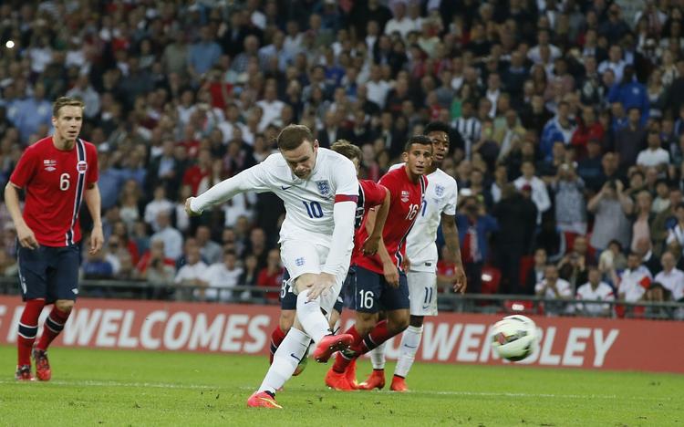 tilskuer-svigt. Den nybagte anfører for England, Wayne Rooney, afgør kampen mod Norge på straffespark. 