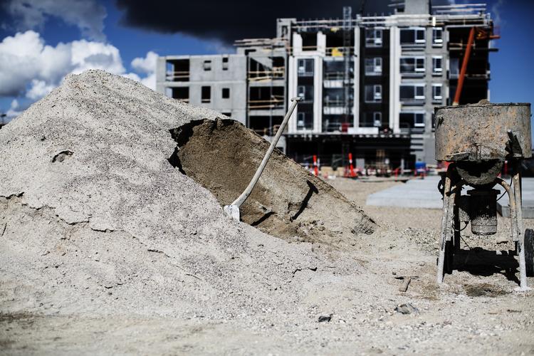 Byggepladser. Leverandører til Københavns Kommune bliver fremover undersøgt grundigt af certificeringsfirmaet Bureau Veritas. Uanmeldte besøg og tjek af dokumenter er blandt tiltagene for at bekæmpe social dumping. Billedet her er fra den gamle frihavn på Østerbro i København, der åbner for offentligheden, så alle kan komme helt tæt på og følge en ny bydel skyde op på grunden. 