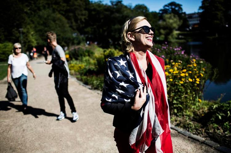 Lykkeland. Kay Xander Mellish er født og opvokset i USA, men har boet i Danmark siden 2000 og har netop udgivet en bog, som guider udlændinge, der vil flytte til Danmark. Hun er ikke i tvivl om, at danskernes topplacering i lykkemålinger kan trække udlændinge til. 