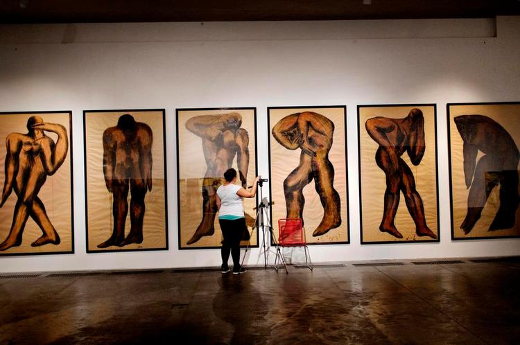 Varmt. Det er et led i en ny og mere publikumsvenlig strategi, når Heart nu åbner en kæmpe udstilling med maleren Svend Wiig Hansen, som havde et særligt forhold til Herning. Han lærte for eksempel byens skjortefabrikant, Aage Damgaard, at male. Her hans 'Mennesket - det ensomme dyr'. 