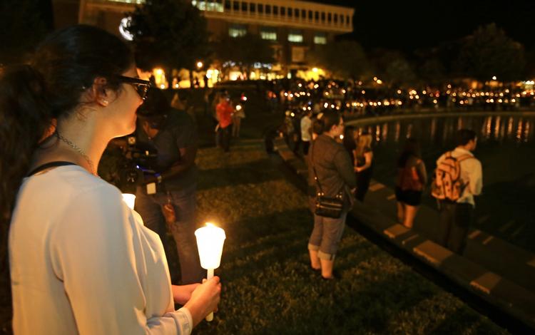 Mindehøjtidelighed. Studerende og andre sørgende tænder lys ved University of Central Florida, hvor den dræbte journalist  Steven Sotloff har været blandt eleverne. 