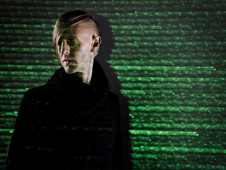 Outsider. Uanset hvilken frisure Richie Hawtin alias Plastikman vælger, ligner han en hvid mand fra middelklassen. Det gjorde han også i 90'erne i Detroits sorte technomiljø, der ikke var glade for en ny hvid stjerne. Og det hjalp ikke, at faderen reparerede de robotter, der overtog de sortes arbejde. Foto: Joseph Cultice (PR) 