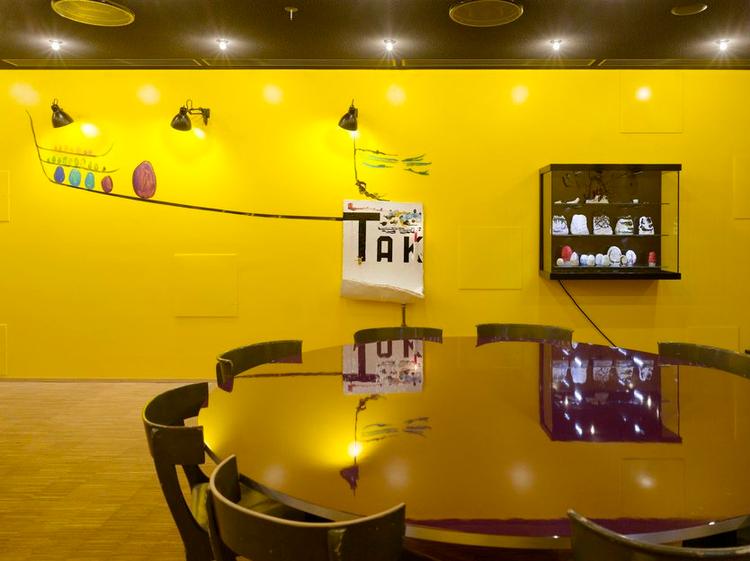 Skuespilhuset. Til samtalen med billedkunstner John Kørner om kunst og samfundsproblemer er der blevet specialindrettet en lounge i Skuespilhuset. 