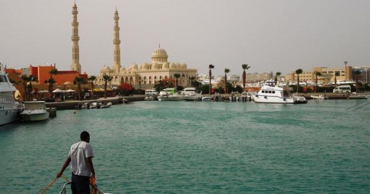 promenade. Hurghada New Marina byder på flere restauranter og caféer. Foto: Louise Alkjær 