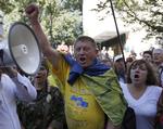 Vrede. Ukrainere demonstrerede i dag i i Kijev, for at regeringen skulle sende tungere våben til bataljoner, der kæmper i den østlige del af landet. 