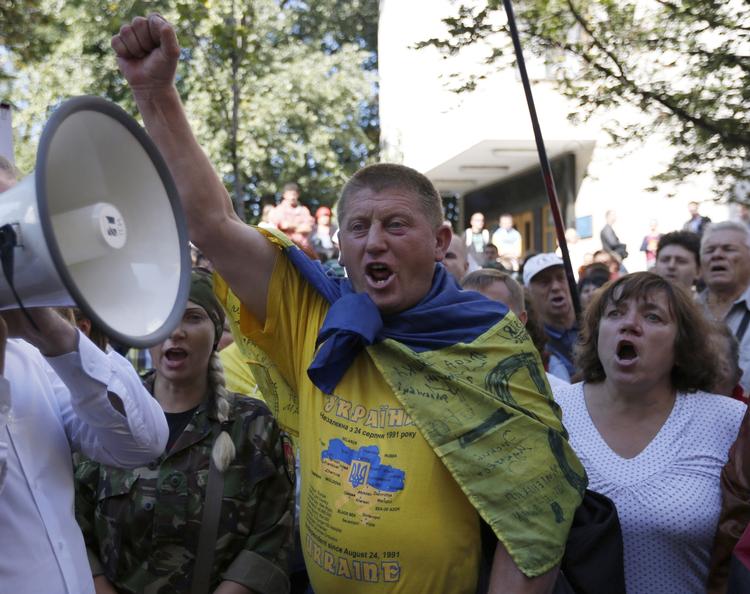 Vrede. Ukrainere demonstrerede i dag i i Kijev, for at regeringen skulle sende tungere våben til bataljoner, der kæmper i den østlige del af landet. 