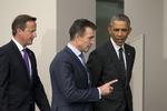 Toppolitikere. USA's præsident, Barack Obama, snakker med Nato's generalsekretær, Anders Fogh Rasmussen i en pause under mødet. Den britiske premierminister, David Cameron, følger efter. 