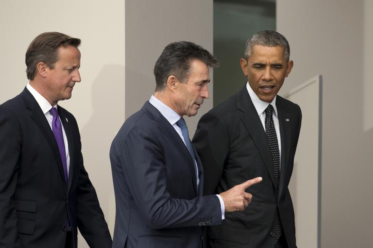Toppolitikere. USA's præsident, Barack Obama, snakker med Nato's generalsekretær, Anders Fogh Rasmussen i en pause under mødet. Den britiske premierminister, David Cameron, følger efter. 