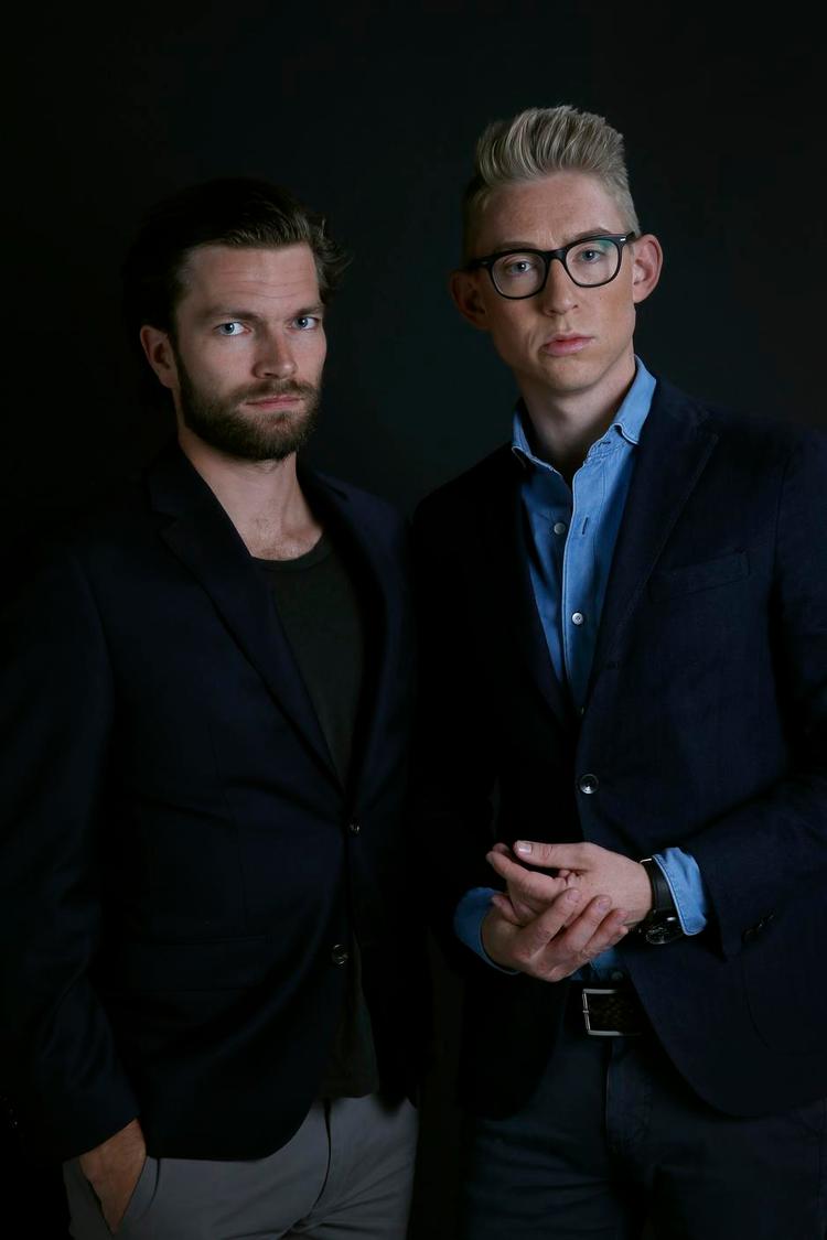 Hvid. I serien 'Kridhvid i Kina' er Thomas Skov (tv.)og Emil Thorup taget til Kina for at teste, om man kan skabe en karriere på sin hvide hudfarve.