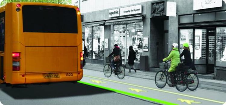 TRAFIKSIKKERHED. Sådan kan den virtuelle helle komme til at se ud. Når bussen standser, tændes lyset i cykelstiens asfalt for at gøre cyklisterne opmærksom på, at de skal lade passagererne stige af. 