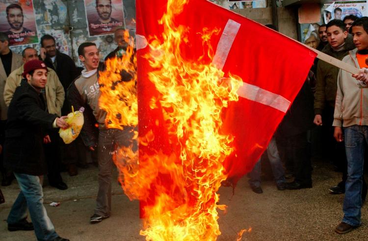Afbrænding. Støtter til den islamiske gruppe Hamas brænder det danske flag under en demonstration i Nablus på Vestbredden på dette arkivfoto fra februar 2005. 