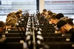 Læsetid. På CBS er der rift om pladserne, når de studerende skal læse til eksamen. Det kommer nye studerende også til at slås med, lyder det fra studenterorganisationer. 