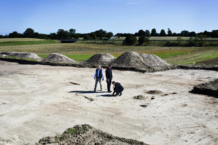 Vikingeborg. Arkæolog Jonas Christensen og borgekspert Nanna Holm, der begge er museumsinspektører, inspicerer her borgringen ved Køge. 