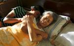 Kineserier. Den gamle dame med en skyld, der rækker 40 år tilbage, møder en ung mand på gaden. Hvem er han? Og hvad har han med fortiden at gøre? Wang Xiaoshuais film 'Red Amnesia' står stærkt i Venedigs slutspil. 