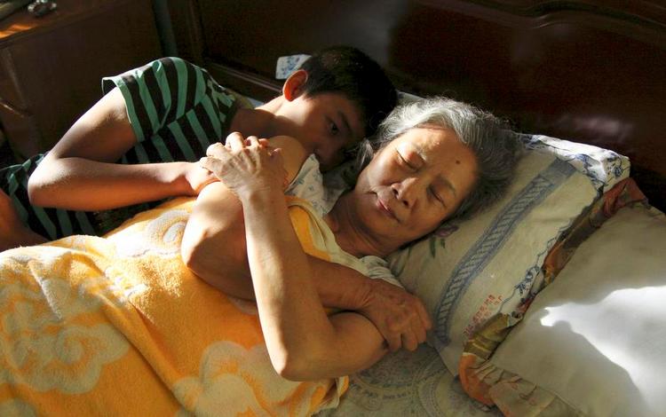 Kineserier. Den gamle dame med en skyld, der rækker 40 år tilbage, møder en ung mand på gaden. Hvem er han? Og hvad har han med fortiden at gøre? Wang Xiaoshuais film 'Red Amnesia' står stærkt i Venedigs slutspil. 
