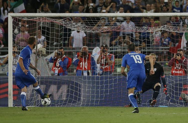 Scoring. Daniele De Rossi udplacerer Jens Cillesen i det hollandske mål. 
