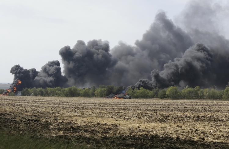 Militære køretæjer står i flammer i Ukraine efter kampe mellem seperatister og ukrainske soldater. Natos beslutning om at sende tropper til Baltikum vil givetvis får Rusland til at svare igen med oprustning, hvilket i sig selv kan skabe ny uro i og omkring Østersøen, lyder analysen fra Michael Jarlner. 