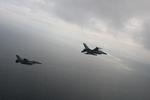 Jagerfly. To danske F-16-fly måtte på vingerne, da et russisk overvågningsfly 15. juni trængte ind i dansk luftrum. Billedet er ikke fra den konkrete hændelse. (arkivfoto) 
