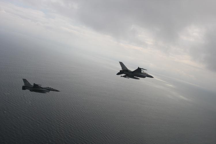 Jagerfly. To danske F-16-fly måtte på vingerne, da et russisk overvågningsfly 15. juni trængte ind i dansk luftrum. Billedet er ikke fra den konkrete hændelse. (arkivfoto) 