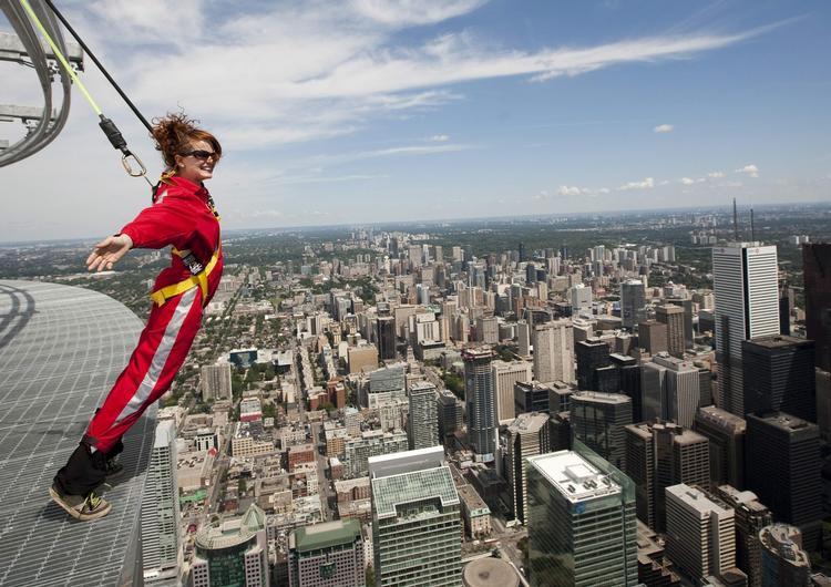 Sus. Er det ikke nok at stå indenfor og kigge ned på Toronto, kan vovehalse se den udefra på en såkaldt edge walk, Edge Walk, blot iført sikkerhedsdragter og seletøj. 