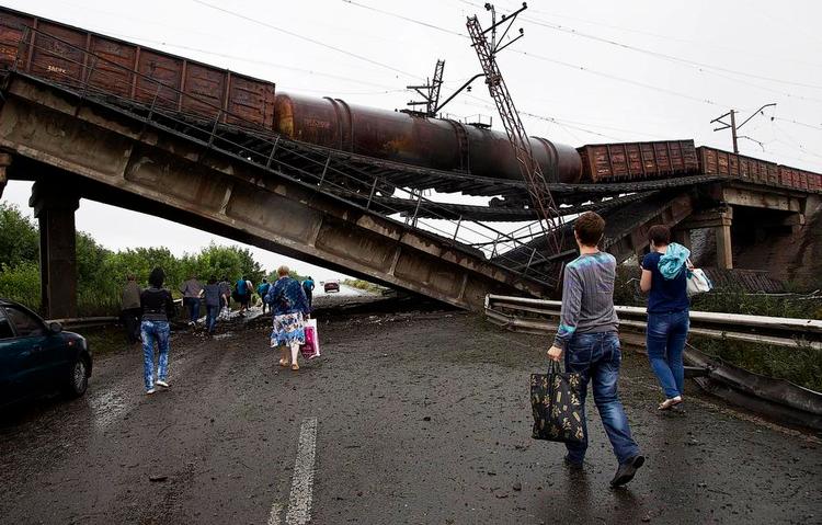 Sammenbrud. Kampene i det østlige Ukraine har medført betydelige skader på infrastrukturen som her i landsbyen Novobakhmutivka, hvor en jern banebro er sprængt i stumper og stykker. 