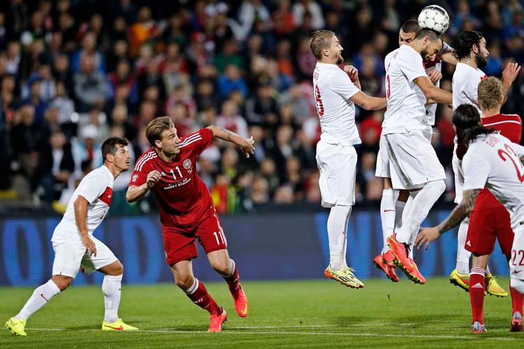 udtaget? Nicklas Bendtner (nummer to fra venstre) lurer på en nedfaldsbold i feltet i kampen mod Tyrkiet. 