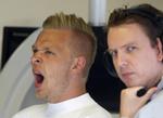 søvnigt. Kevin Magnussen (tv) venter i pit på at komme på banen i Monza til første træning. 