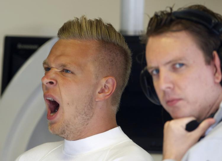søvnigt. Kevin Magnussen (tv) venter i pit på at komme på banen i Monza til første træning. 