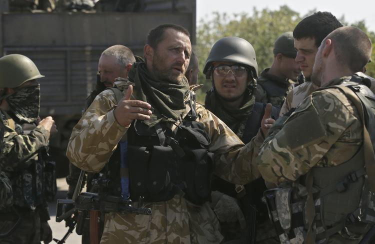 Planlægning. Ukrainske soldater har rådslagning i byen Mariupol, som har været en nøgleby i kampene mellem regeringsstyrker og oprørere. 