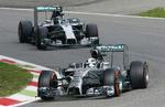 team-spirit. Lewis Hamilton (forrest) og Nico Rosberg under dagens træning på Monza-banen i Italien. 