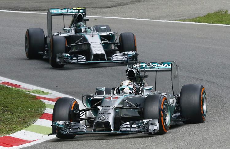 team-spirit. Lewis Hamilton (forrest) og Nico Rosberg under dagens træning på Monza-banen i Italien. 
