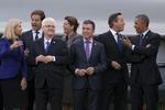 Natotop. Trods uroen i Østukraine og islamisters fremmarch i Mellemøsten havde de vestlige toppolitikere også tid til at grine. Helle Thorning-Schmidt har opmærksomheden hos både den hollandske og den slovenske regeringschef, Mark Rutte og Alenka Bratusek. 