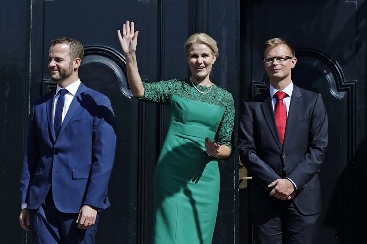 Ministerrokade. Statsminister Helle Thorning-Schmidt præsentere sine nye ministre Økonomi- og indenrigsminister Morten Østergaard (tv) og Skatteminister Benny Engelbrecht (th) på Amalienborg Slotsplads.. 