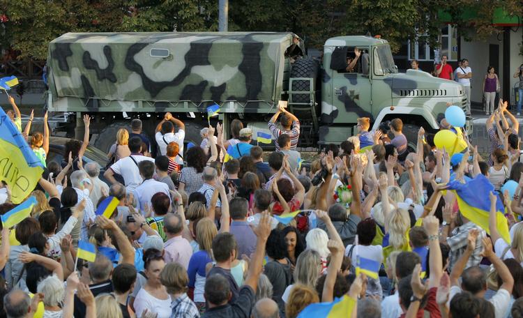 Hyldest. Ukrainske soldater bliver tiljublet i havnebyen Mariupol, hvor der i dag har været kampe mellem den ukrainske regeringshær og prorussiske seperatister. 